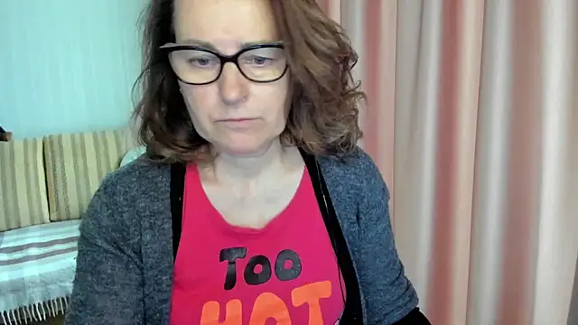 Snapshot of lauraoven chatting on May 15, 2026, 8:01 am lauraoven online show from May 15, 2026, 8:01 am