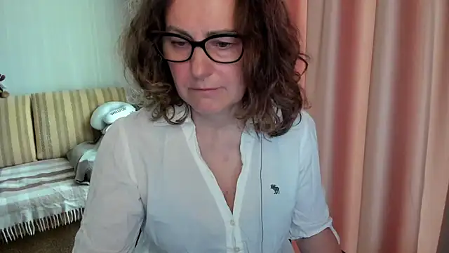 Snapshot of lauraoven chatting on May 17, 2026, 7:41 am lauraoven online show from May 17, 2026, 7:41 am