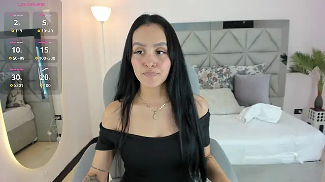 tati saldarriaga online show from November 24, 2025, 8:42 pm