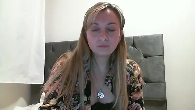 SusanCurt online show from November 5, 2025, 8:12 pm