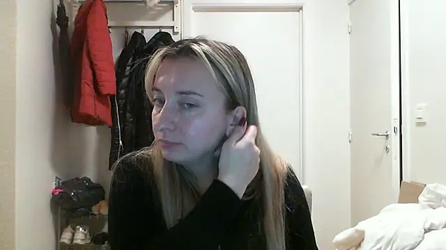 SusanCurt online show from December 3, 2025, 8:58 am