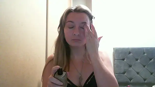 SusanCurt online show from October 21, 2025, 9:09 am