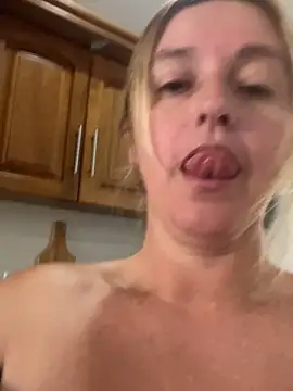 Snapshot of moniquerainx chatting on March 3, 2026, 3:08 pm moniquerainx online show from March 3, 2026, 3:08 pm