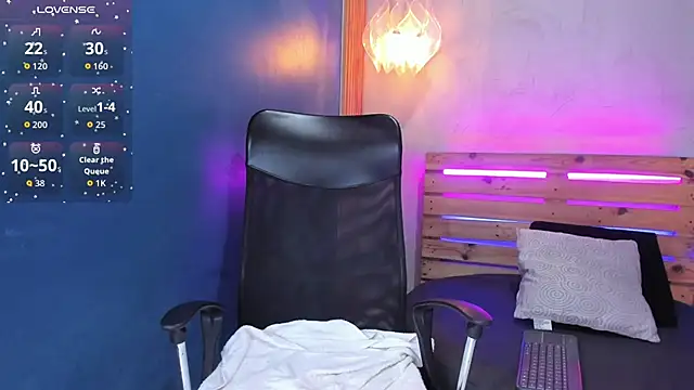 niky doll  online show from November 27, 2025, 1:33 pm