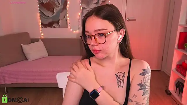 MilenaSaint online show from November 21, 2025, 5:17 am