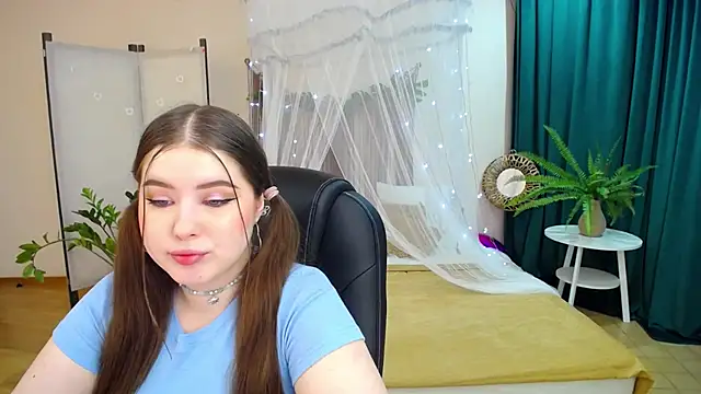 NicoleFoxery online show from March 19, 2025, 6:23 pm