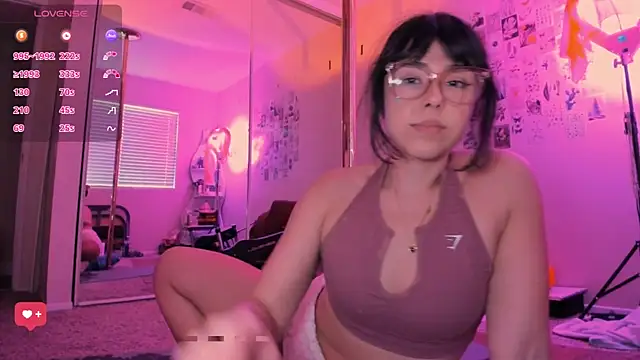 Snapshot of Evie-Luna chatting on June 6, 2026, 2:06 am Evie-Luna online show from June 6, 2026, 2:06 am