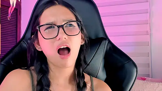 Snapshot of Luniverse chatting on December 6, 2024, 10:24 pm Luniverse online show from December 6, 2024, 10:24 pm