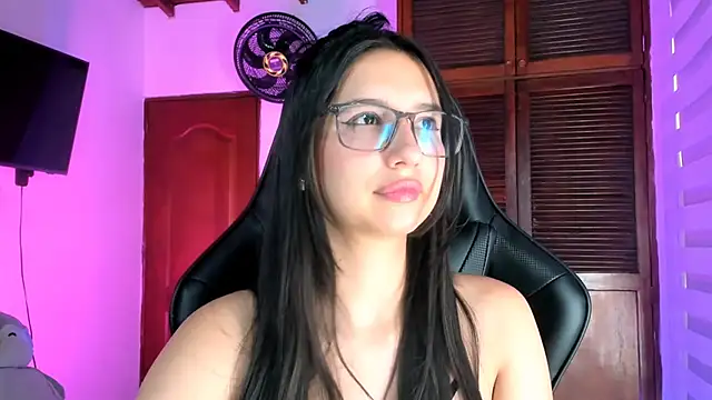 Snapshot of Luniverse chatting on November 5, 2025, 8:34 pm Luniverse online show from November 5, 2025, 8:34 pm