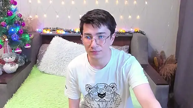 Snapshot of Yumi_steve chatting on December 15, 2024, 2:41 am Yumi steve online show from December 15, 2024, 2:41 am