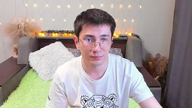 Snapshot of Yumi_steve chatting on March 15, 2025, 12:36 am Yumi steve online show from March 15, 2025, 12:36 am