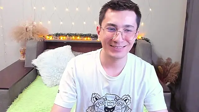 Snapshot of Yumi_steve chatting on February 23, 2025, 8:33 pm Yumi steve online show from February 23, 2025, 8:33 pm