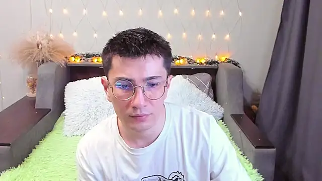 Snapshot of Yumi_steve chatting on February 16, 2025, 12:30 am Yumi steve online show from February 16, 2025, 12:30 am