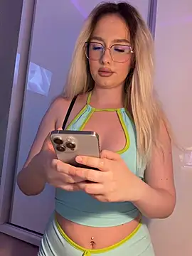mollyxxx online show from July 12, 2026, 4:02 am
