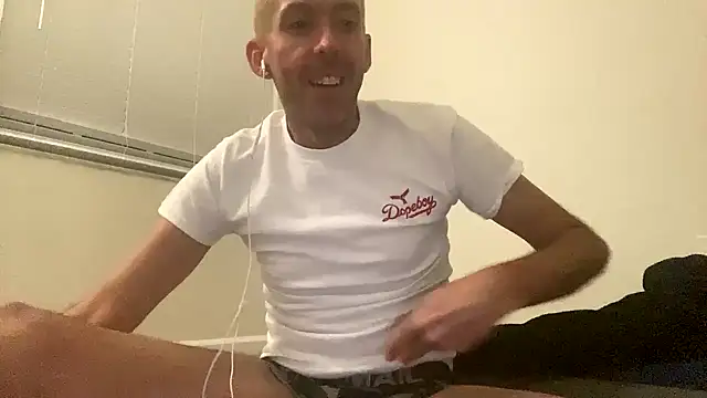 Snapshot of smokenstrokex chatting on March 20, 2025, 8:20 am smokenstrokex online show from March 20, 2025, 8:20 am