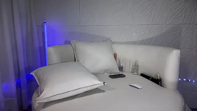 Reyna63 online show from October 18, 2025, 1:24 pm