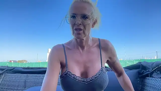 Reyna63 online show from March 2, 2026, 7:32 pm