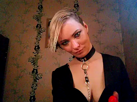 Snapshot of WildMissNiks chatting on October 28, 2025, 9:19 am WildMissNiks online show from October 28, 2025, 9:19 am