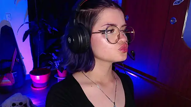 Snapshot of Raventh_ chatting on January 15, 2026, 1:20 am Raventh online show from January 15, 2026, 1:20 am