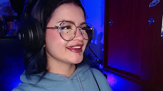 Snapshot of Raventh_ chatting on December 16, 2025, 1:43 am Raventh online show from December 16, 2025, 1:43 am