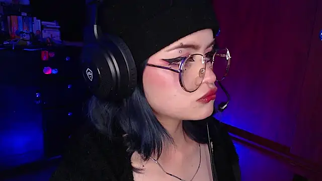 Snapshot of Raventh_ chatting on December 18, 2025, 1:44 am Raventh online show from December 18, 2025, 1:44 am