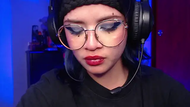 Snapshot of Raventh_ chatting on December 21, 2025, 3:08 am Raventh online show from December 21, 2025, 3:08 am