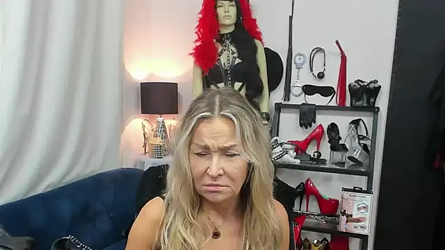 Snapshot of crystaLUX chatting on October 21, 2025, 4:12 am crystaLUX online show from October 21, 2025, 4:12 am