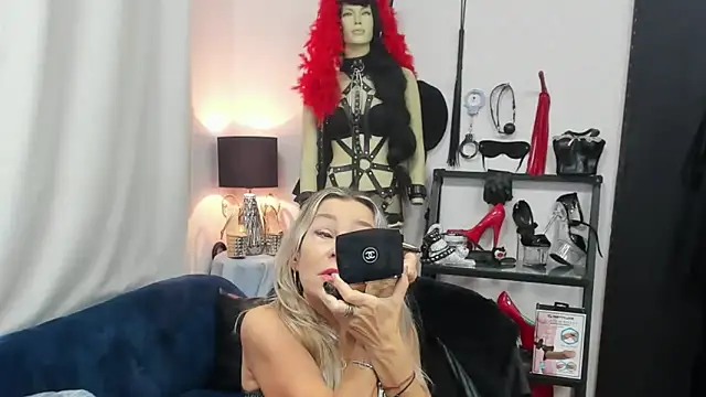 Snapshot of crystaLUX chatting on October 30, 2025, 5:06 am crystaLUX online show from October 30, 2025, 5:06 am