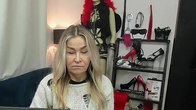 Snapshot of crystaLUX chatting on January 19, 2026, 5:33 am crystaLUX online show from January 19, 2026, 5:33 am