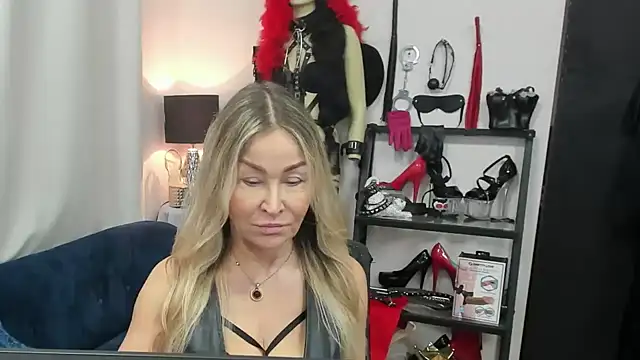 Snapshot of crystaLUX chatting on January 12, 2026, 5:25 am crystaLUX online show from January 12, 2026, 5:25 am