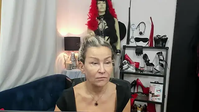 Snapshot of crystaLUX chatting on October 7, 2025, 4:35 am crystaLUX online show from October 7, 2025, 4:35 am