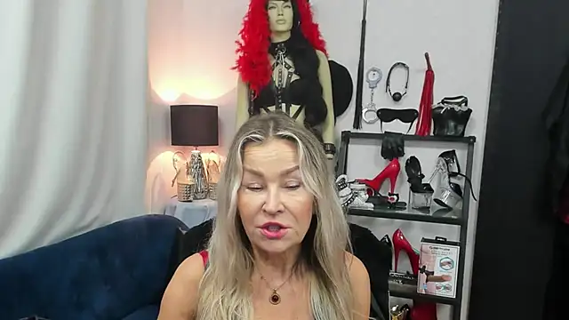 Snapshot of crystaLUX chatting on October 28, 2025, 5:18 am crystaLUX online show from October 28, 2025, 5:18 am