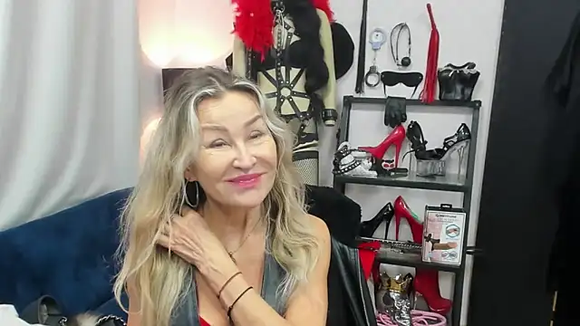 Snapshot of crystaLUX chatting on November 12, 2025, 5:22 am crystaLUX online show from November 12, 2025, 5:22 am