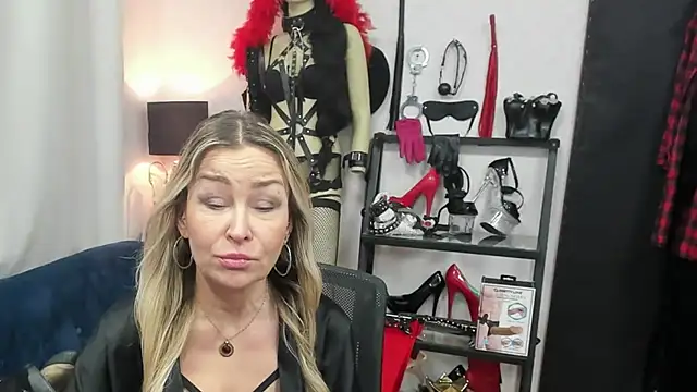 Snapshot of crystaLUX chatting on February 3, 2026, 6:40 am crystaLUX online show from February 3, 2026, 6:40 am