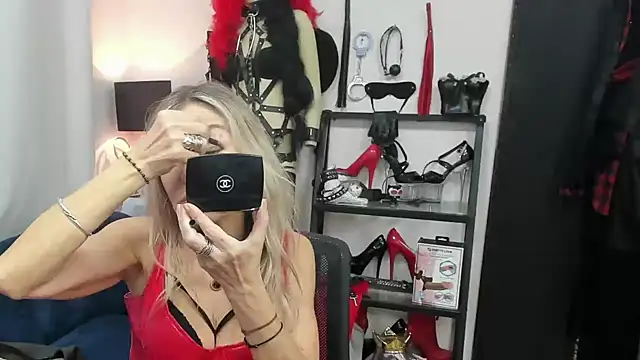 Snapshot of crystaLUX chatting on December 16, 2025, 5:33 am crystaLUX online show from December 16, 2025, 5:33 am