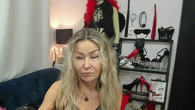 Snapshot of crystaLUX chatting on December 19, 2025, 5:10 am crystaLUX online show from December 19, 2025, 5:10 am