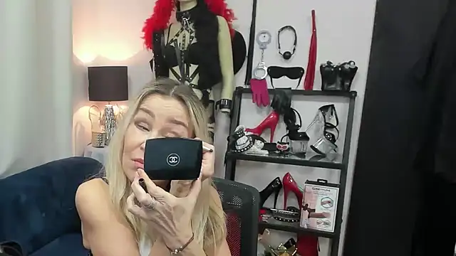 Snapshot of crystaLUX chatting on February 17, 2026, 5:49 am crystaLUX online show from February 17, 2026, 5:49 am