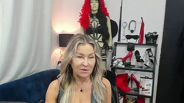 Snapshot of crystaLUX chatting on October 29, 2025, 5:06 am crystaLUX online show from October 29, 2025, 5:06 am