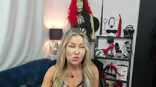 Snapshot of crystaLUX chatting on October 22, 2025, 4:12 am crystaLUX online show from October 22, 2025, 4:12 am