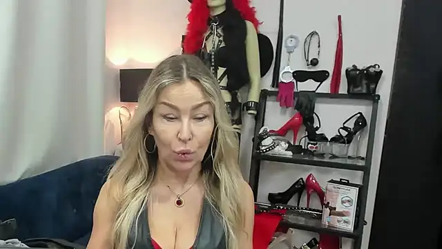 Snapshot of crystaLUX chatting on January 7, 2026, 5:23 am crystaLUX online show from January 7, 2026, 5:23 am