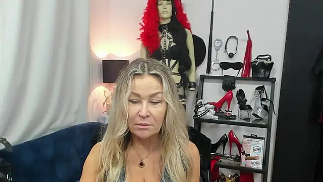 Snapshot of crystaLUX chatting on October 23, 2025, 4:22 am crystaLUX online show from October 23, 2025, 4:22 am