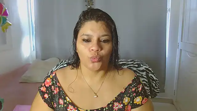 Snapshot of Selenna01 chatting on September 24, 2025, 1:06 pm Selenna01 online show from September 24, 2025, 1:06 pm