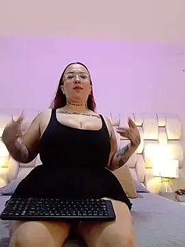 Snapshot of MiaYMolly chatting on September 27, 2025, 2:23 pm MiaYMolly online show from September 27, 2025, 2:23 pm
