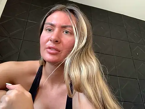 Snapshot of Alyssa_rhoades chatting on February 23, 2025, 7:49 pm Alyssa rhoades online show from February 23, 2025, 7:49 pm