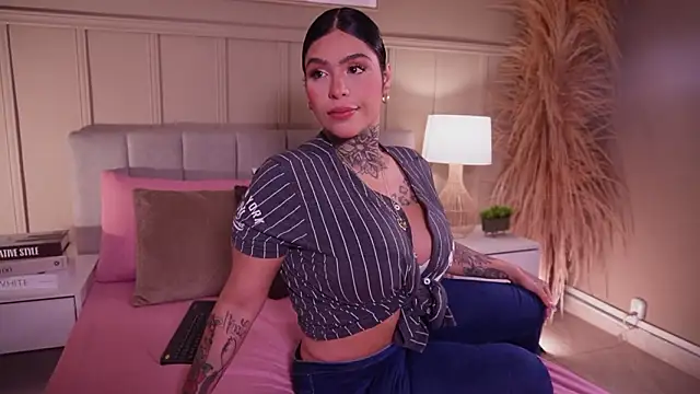 Snapshot of curvyliciousss chatting on March 1, 2026, 5:13 pm curvyliciousss online show from March 1, 2026, 5:13 pm