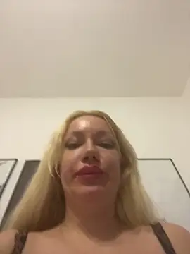 Snapshot of SofiaJoy chatting on December 21, 2025, 10:10 pm SofiaJoy online show from December 21, 2025, 10:10 pm