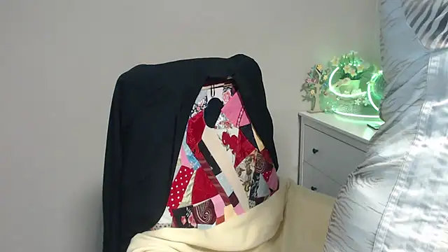 Snapshot of Adelewildx chatting on March 18, 2025, 4:18 am Adelewildx online show from March 18, 2025, 4:18 am