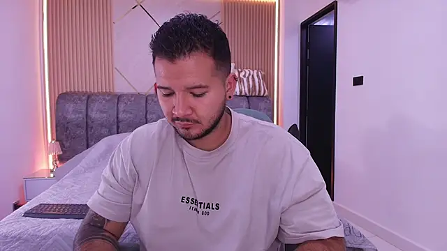 Snapshot of mister_miike chatting on February 26, 2026, 3:06 am mister miike online show from February 26, 2026, 3:06 am