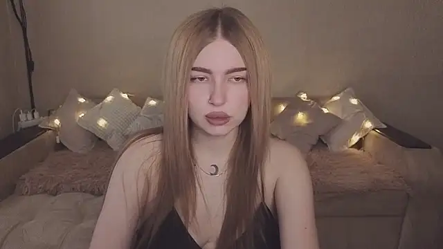 ViolettaLopez online show from November 6, 2025, 12:31 pm