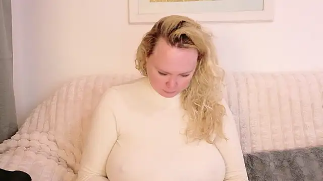 Sarah4you online show from December 2, 2025, 10:00 pm